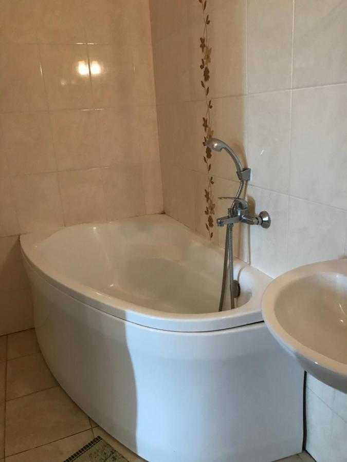 Penzion Aniko Diakovce-Sala Buitenkant foto